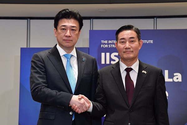 日韓防衛相会談における両大臣握手