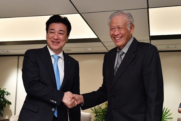 日シンガポール防衛相会談における両大臣握手