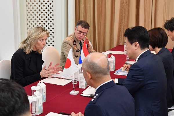 日蘭防衛相会談の様子
