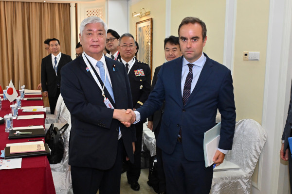 日仏防衛相会談における両大臣握手