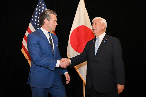 日米防衛相会談における両大臣握手