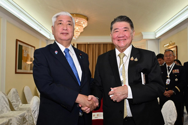 日タイ防衛相会談における両大臣握手