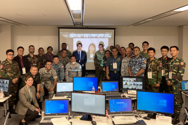 Participants with the guest lecturer of the seminar Dr. KONO, Keiko