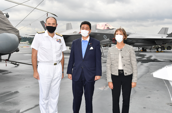 日本に寄港した英空母クイーン・エリザベスを視察する岸防衛大臣の写真