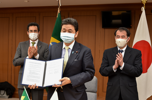 ブラジルとの間での防衛協力に関する覚書の署名２