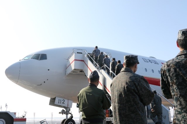 隊員が航空機へ搭乗