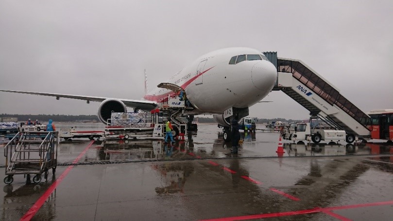 成田空港にて機材等を搭載中の航空機その１