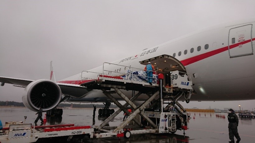 成田空港にて機材等を搭載中の航空機その２