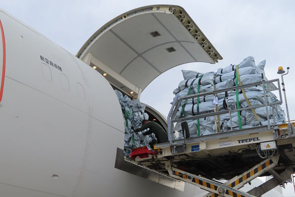 航空機へ荷物の搭載（機外）