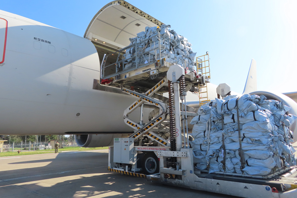 航空機への荷物の搭載（機外）