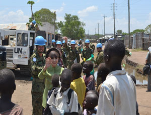 黒柳徹子・国連児童基金（ユニセフ）親善大使の南スーダン派遣施設隊訪問
