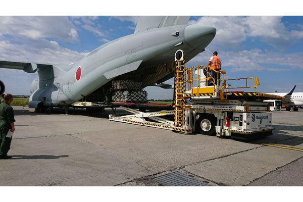 人道救援物資を降ろしているＣ－２輸送機