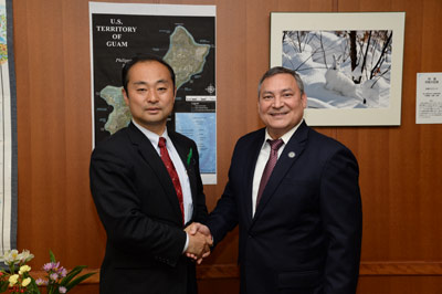 宮沢防衛大臣政務官とエディ・カルヴォ・米グアム知事