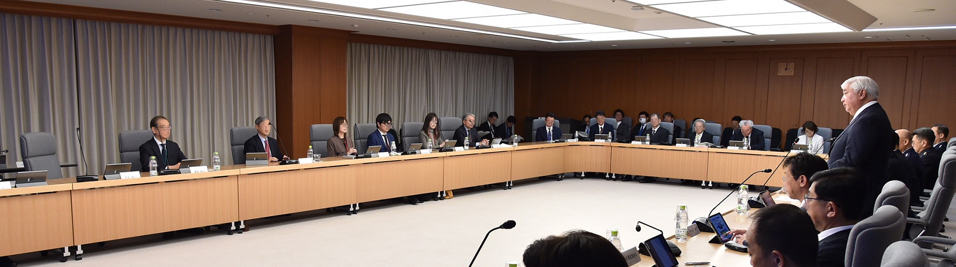 防衛政策の背景