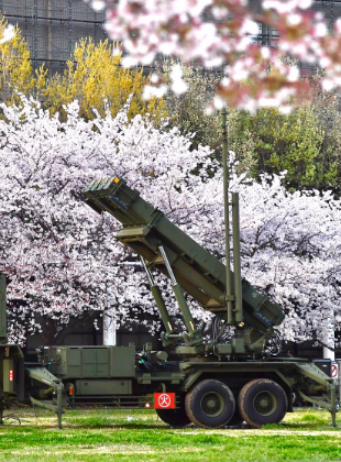 桜の下に設置された装備車両の写真
