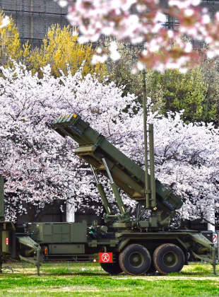 航行する二隻の艦艇の写真
