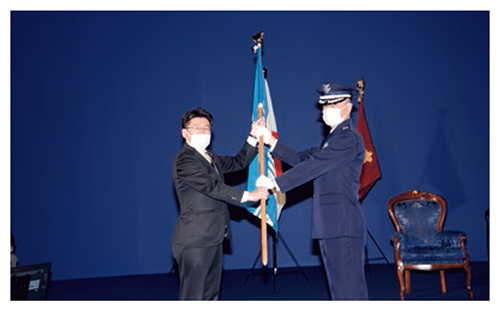鬼木副大臣から隊旗を授与される宇宙作戦群司令