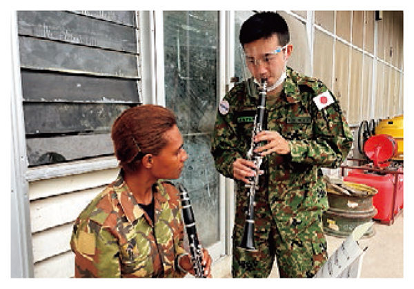 パプアニューギニア軍楽隊に技術指導をする陸自中央音楽隊員