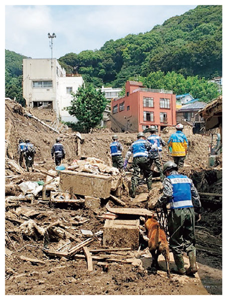 行方不明者の捜索にあたる隊員