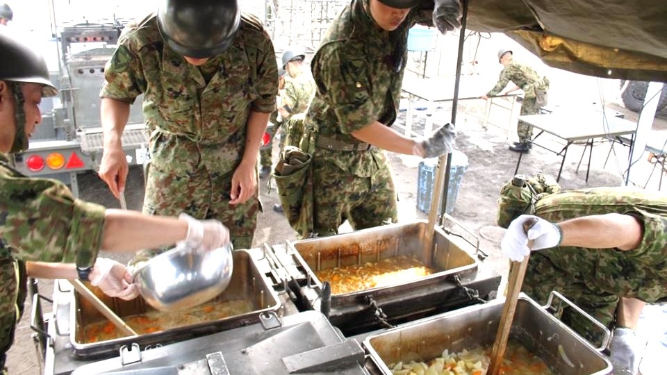 災害派遣の写真１：陸上自衛隊の調理の様子