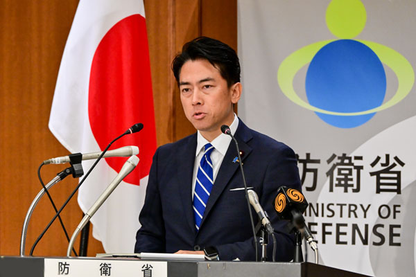 防衛大臣記者会見の写真