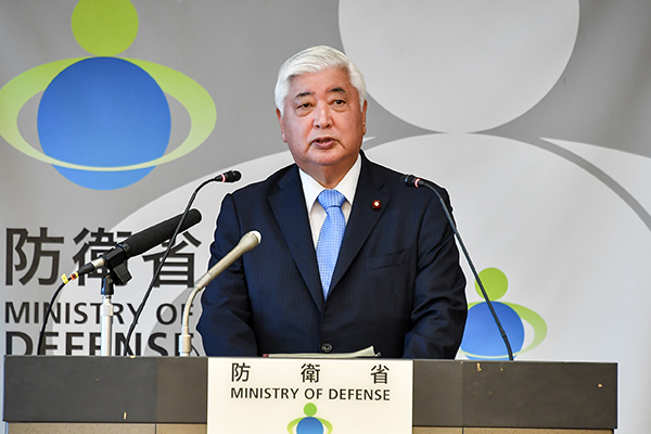 防衛大臣記者会見の写真