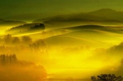 「朝霧の上富良野丘陵」