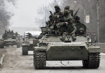 ウクライナ国内を走行するロシア軍の装甲車【SPUTNIK/時事通信フォト】