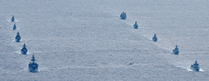 中国海軍艦艇(右側)、ロシア海軍艦艇(左側)及び中国海軍レンハイ級ミサイル駆逐艦搭載ヘリコプターZ-9(2021年10月22日)