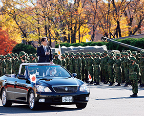 令和3年度自衛隊記念日観閲式において巡閲を行う岸田内閣総理大臣