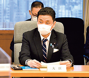 防衛力強化加速会議で議長を務める岸防衛大臣
