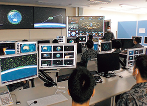 宇宙に関連する訓練に従事する隊員