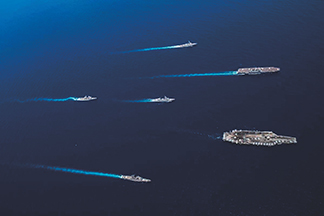 2021年10月、南シナ海で共同訓練を行う日米の艦艇