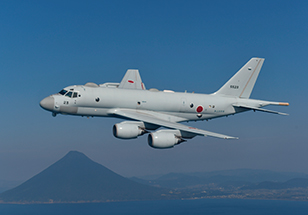 P-1哨戒機と開聞岳
