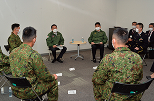 隊員との懇談(車座)