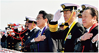 観閲する岸田内閣総理大臣と浜田防衛大臣（国際観艦式）