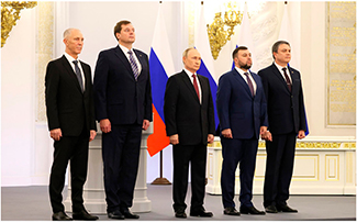 2022年9月30日、ウクライナ東部及び南部4地域の「編入」式典におけるプーチン大統領（中央）、4地域の「首長」及び「行政府長官」【ロシア大統領府】