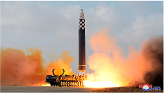 2022年4月25日のパレードに登場した北朝鮮が「極超音速ミサイル」と称する「火星8」型【AFP=時事】