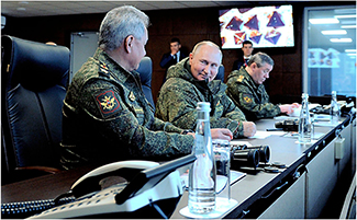 2022年9月6日、ロシア軍の年次戦略指揮参謀部演習「ヴォストーク2022」を視察するプーチン大統領（中央）。ショイグ国防相（左）及びゲラシモフ参謀総長（右）が随行【ロシア大統領府】