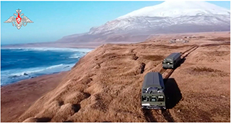 千島列島の松輪島内を走行する地対艦ミサイル・システム「バスチオン」【ロシア国防省公式Youtubeチャンネル】