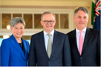 連邦総督公邸で宣誓式に臨むアルバニージー首相（中央）、マールズ副首相兼国防相（右）、ウォン外相（左）（2022年5月）【AFP＝時事】