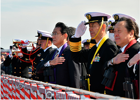 観閲を行う岸田内閣総理大臣と浜田防衛大臣（国際観艦式）