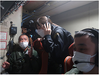 海自那覇基地を視察しP-3C哨戒機に搭乗する小野田政務官