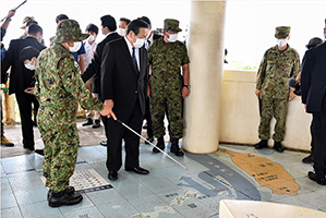 与那国島を訪問する浜田防衛大臣