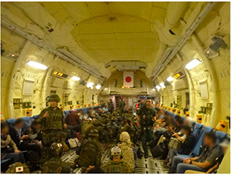 スーダンからジブチへ向かう空自C-2輸送機の機内の様子