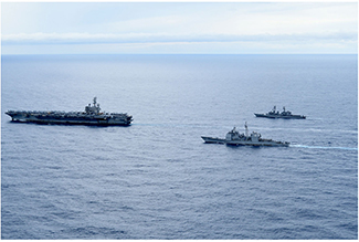 日米豪共同訓練に参加する海自艦艇（右奥）（2022年11月）
