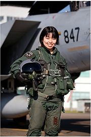 戦闘機パイロットの女性自衛官