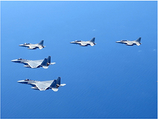 フィリピン訪問時におけるF-15戦闘機及びF-16戦闘機の編隊飛行訓練