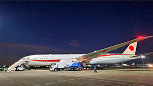 空自は、2022年11月、政府専用機の運航時において、持続可能な航空燃料（SAF：Sustainable Aviation Fuel）注を初めて使用しました。（2023年1月の運航時においてもSAFを使用。）
