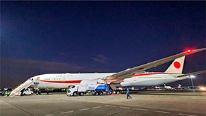 空自は、2022年11月、政府専用機の運航時において、持続可能な航空燃料(SAF:Sustainable Aviation Fuel)注を初めて使用しました。(2023年1月の運航時においてもSAFを使用。)